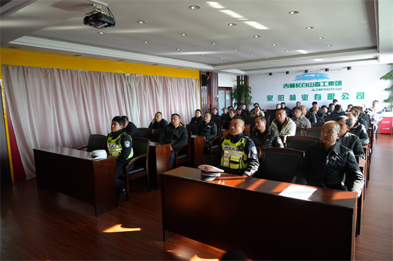 筑牢交通防線 嚴守安全底線  泉林公司開展通勤車安全專項檢查（1）.jpg