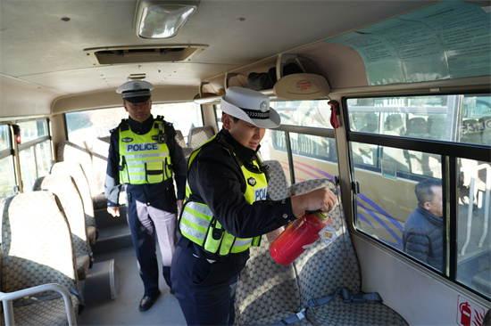 筑牢交通防線 嚴守安全底線  泉林公司開展通勤車安全專項檢查（3）.jpg