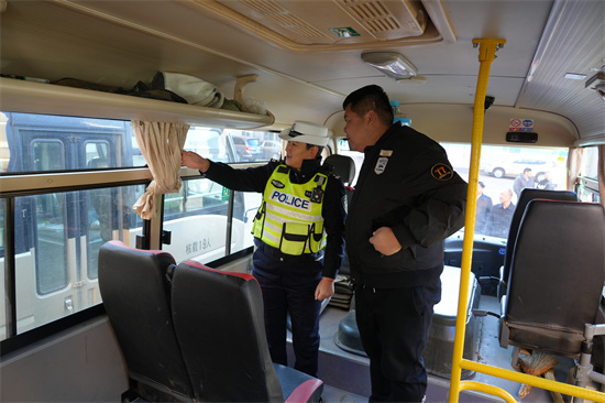 筑牢交通防線 嚴守安全底線  泉林公司開展通勤車安全專項檢查（4）.jpg